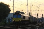 Die Class 66 PB15 von Railtraxx BVBA fhrt mit viel Gas mit einem langen Ewals-Cargo-Care Containerzug aus Novara(I) nach Genk-Zuid-Haven(B) bei der Ausfahrt aus Aachen-West und fhrt in Richtung