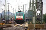 Die Cobra 2807 fhrt mit einem langen gemischten Gterzug aus Kln-Gremberg nach Antwerpen-Noord(B) bei der Ausfahrt aus Aachen-West und fhrt in Richtung Montzen/Belgien bei Sommerregen am 24.8.2013.