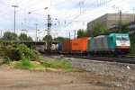 Die Cobra 2806 kommt aus Richtung Montzen/Belgien mit einem langen Containerzug aus Antwerpen-Oorderen(B) nach Gallarate(I) und fhrt in Aachen-West ein bei Sonne und Wolken am 31.8.2013.