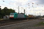 Die Cobra 2821 fhrt mit einem langen Containerzug aus Gallarate(I) nach Zeebrugge(B) bei der Ausfahrt aus Aachen-West und fhrt in Richtung Montzen/Belgien bei Sonne und Wolken am 31.8.2013.