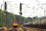 Die Class 66 DE6313 von Crossrail steht in Aachen-West und wartet auf die Abfahrt nach Belgien mit einem langen P&O Ferrymasters Containerzug aus Gallarate(I) nach Zeebrugge(B) bei Sonne und Wolken am