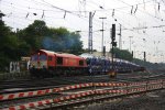 Die Class 66 PB12  Marleen  von Crossrail fhrt mit viel Qualm mit einem langen Suzuki-Autozug von Aachen-West nach Belgien bei der Ausfahrt aus Aachen-West und fhrt in Richtung Montzen/Belgien bei