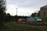 Die Cobra 2819 kommt aus Richtung Montzen/Belgien mit einem langen Containerzug aus Antwerpen-Oorderen(B) nach Gallarate(I) und fhrt in Aachen-West ein bei Regenwetter in der Abendstimmung am