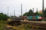 Zwei Cobra 2825 und 2807 kommen mit einem langen Kalkzug aus Yves-Gomeze(B) nach Millingen und fahren in Aachen-West ein.