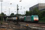 Die Cobra 2841 kommt mit einem langen Kesselzug aus Antwerpen-BASF(B) nach Ludwigshafen-BASF(D) und fhrt in Aachen-West ein bei Regenwolken in der Abendstimmung am 14.9.2013.