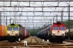 Die Class 66 6601 von Captrain steht in Montzen-Gare(B) mit einem langen  Containerzug und auf dem Nebengleis steht die DE6314  Hanna  von Crossrail mit einem langen  KLV-TTS-Zug bei Sonne und Wolken