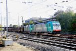 Zwei Cobra 2831 und 2824 kommen mit einem langen Kalkzug aus Yves-Gomeze(B) nach Millingen und fahren in Aachen-West ein bei schnem Herbstwetter am 20.10.2013.