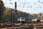 Die Cobra 2807 steht in Aachen-West mit einem langen gemischten Gterzug und wartet auf die Abfahrt nach Belgien bei tollem Herbstwetter am 20.10.2013.