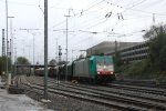 Die Cobra 2839 kommt mit einem langen gemischten Gterzug aus Antwerpen-Noord(B) nach Kln-Gremberg und fhrt in Aachen-West bei Regenwetter am 2.11.2013.