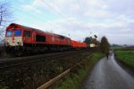 Die Class 66 DE6301  Debora  von Crossrail kommt mit viel Qlaum hochgefahren Gemmenicher-Rampe und kommt aus Richtung Aachen-West in Richtung Montzen/Belgien mit einem langen Containerzug aus