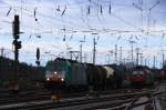 Die Cobra 2827  fährt mit einem langen gemischten Güterzug aus Köln-Gremberg nach Antwerpen-Noord(B) bei der Ausfahrt aus Aachen-West und fährt in Richtung Montzen/Belgien und im