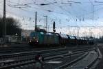 Die Cobra 2825 fährt einem Kurzen Kalkleerzug aus Hagen(D) nach Marche-les-Dames(B) bei der Ausfahrt aus Aachen-West und fährt in Richtung Montzen/Belgien bei Regenwolken am Abend vom