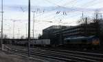 Die Class 66 PB20 von Railtraxx BVBA kommt aus Richtung Montzen/Belgien mit einem langen Containerzug aus Zeebrugge-Ramskapelle(B) nach Duisburg-Rheinhausen(D) und fährt in Aachen-West ein bei