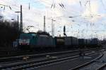 Die Cobra 2840 fährt mit einem langen Containerzug aus Verona(I) nach Antwerpen-Noord(B) bei der Ausfahrt in Aachen-West und fährt in Richtung Montzen/Belgien   und auf dem Nebengleis eine