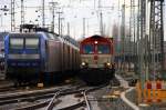 Die Class 66 DE6302 Federica von Crossrail fährt mit viel Gas mit einem langen P&O Ferrymasters Containerzug aus Gallarate(I) nach Zeebrugge(B) bei der Ausfahrt von Aachen-West und fährt in