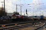 Die Class 66 DE6312  Alix  von Crossrail fährt mit einem langen Containerzug aus Segrate(I) nach Zeebrugge-Ramskapelle(B) bei der Ausfahrt von Aachen-West und fährt in Richtung