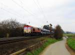 Die Class 66 DE6302 Federica von Crossrail kommt die Gemmenicher-Rampe hochgefahren t mit einem langen Fiat-Autozug Tychy(PL) nach Antwerpen(B) von Aachen-West und fährt die Gemmenicher-Rampe