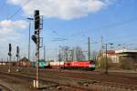 Die Class 66 DE6311  Hanna  von Crossrail fährt viel Gas mit einem langen Containerzug aus Segrate(I) nach Zeebrugge-Ramskapelle(B) bei der Ausfahrt aus Aachen-West und fährt in Richtung