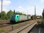 Ein Nachschuss von der 185 576-6 von Crossrail schiebt einen langen LKW-Zug bis zum Gemmenicher-Tunnel.