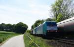 Zwei Cobra 2824 und 2811 kommen aus Richtung Montzen/Belgien mit einem langen Kalkzug aus Yves-Gomezée(B) nach Millingen und fahren die Rampe nach Aachen-West hinunter.