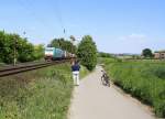 Die Cobra 2826 kommt aus Richtung Aachen-West und fährt die Gemmenicher-Rampe hochgefahren mit einem langen Containerzug aus Gallarate(I) nach Antwerpen-Oorderen(B) und fährt in Richtung