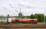 Die Class 66 DE6302 Federica von Crossrail fährt mit einem langen Containerzug aus Novara(I) nach Zeebrugge-Ramskapelle(B) bei der Ausfahrt aus Aachen-West und fährt in Richtung