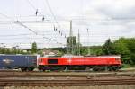 Die Class 66 DE6314  Hanna  von Crossrail fährt mit viel Dieselpower mit einem P&O Ferrymasters Containerzug aus Gallarate(I) nach Zeebrugge(B) bei der Ausfahrt von Aachen-West und fährt in