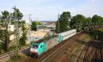 Die Cobra 2808 kommt die Montzenroute herunter mit einem schweren Militärzug aus Belgien und fährt in Aachen-West ein.