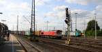 Die Class 66 DE6308  Anja  von Crossrail fährt mit viel Qualm mit einem langen P&O Ferrymasters Containerzug aus Gallarate(I) nach Zeebrugge(B) bei der Ausfahrt von Aachen-West und fährt in