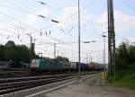 Die Cobra 2829 fährt mit einem langen Containerzug aus Verona(I) nach Antwerpen-Noord(B) bei der Ausfahrt aus Aachen-West in Richtung Montzen/Belgien bei Sonne am Nachmittag vom 1.6.2014.