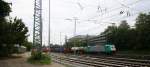 186 123 von Railtraxx fährt mit einem einem langen KLV-Containerzug aus Genk-Goederen(B) nach Frankfurt-Höchstadt am Main und fährt in Aachen-West ein bei Regenwetter am Nachmittag vom 19.6.2014.