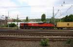 Die Class 66 DE6302  Federica  von Crossrail kommt mit einem sehr langen MSC-Containerzug aus Antwerpen-Berendrecht(B) nach Weil Am Rhein(D) und fährt in Aachen-West ein.