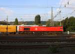 Die Class 66 DE6313  Ymke  von Crossrail fährt mit viel Dieselpower mit einem P&O Ferrymasters Containerzug aus Gallarate(I) nach Zeebrugge(B) bei der Ausfahrt von Aachen-West und fährt in