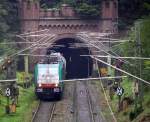 Zwei Cobra 2825 und 2831 kommen mit einem Kurzen Kesselzug aus dem Gemmenicher-Tunnel aus Antwerpen-Kanaaldok(B) nach  Millingen(D)   und fahren die Gemmenicher-Rampe hinunter nach Aachen-West.