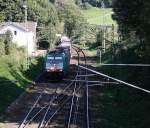 Die Cobra 2818 kommt die Gemmenicher-Rampe hochgefahren aus Aachen-West mit einem langen Containerzug aus Gallarate(I) nach Antwerpen-Oorderen(B)  und fährt gleich in den Gemmenicher-Tunnel