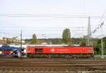 Die Class 66 DE6308  Anja  von Crossrail fährt mit viel Dieselpower  mit einem sehr langen Fiat-Autozug Tychy(PL) nach Antwerpen(B) bei der Ausfahrt aus Aachen-West und fährt in Richtung