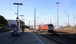 Die Class 66 DE6301  Debora  von Crossrail fährt mit viel Dieselpower  mit einem langen Containerzug aus Novara(I) nach Zeebrugge-Ramskapelle(B) bei der Ausfahrt aus Aachen-West und fährt in