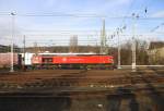 Die Class 66 DE6310  Griet  von Crossrail fährt mit viel Qualm mit einem langen Containerzug aus Milano(I) nach Zeebrugge-Ramskapelle(B) bei der Ausfahrt aus Aachen-West und fährt in