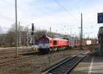 Die Class 66 DE6310  Griet  von Crossrail kommt aus Richtung Montzen/Belgien mit einem langen Containerzug aus Zeebrugge-Ramskapelle(B) nach Milano(I)  und fährt in Aachen-West ein.