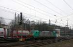 Ein Blick auf die Cobra 2822 sie fährt mit einem langen Containerzug aus  Gallarate(I) nach Zeebrugge(B) bei der Ausfahrt von Aachen-West und fährt in Richtung Belgien.