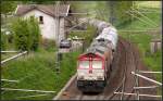 Mit einen langen Getreidezug am Haken kommt die Crossrail Class66 die Gemmenicher Rampe hinauf zum Tunnel.