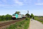 Die Cobra 2816 grüßt mit Hupe und kommt die Gemmenicher-Rampe hochgefahren mit einem langen Kesselzug aus Ludwigshafen-BASF nach Antwerpen-BASF(B).