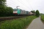 186 123 von Railtraxx kommt aus Richtung Aachen-West und fährt die Gemmenicher-Rampe hoch mit einem langen KLV-Containerzug aus Frankfurt-Höchstadt am Main(D) nach Genk-Goederen(B).