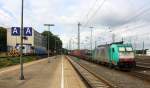 186 123 von Railtraxx steht in Aachen-West mit einem langen Containerzug aus Frankfurt-Höchstadt am Main(D) nach Genk-Goederen(B) und wartet auf die Abfahrt nach Belgien.