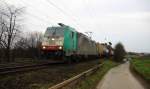 Die Cobra 2808 kommt die Gemmenicher-Rampe auf dem falschen Gleis hochgefahren aus Richtung Aachen-West mit einem langen Containerzug aus Gallarate(I) nach Antwerpen-Oorderen(B) und fährt in