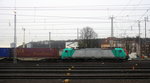 186 123 von Railtraxx fährt mit einem einem langen KLV-Containerzug aus Frankfurt-Höchstadt am Main(D) nach Genk-Goederen(B) bei der Abfahrt aus Aachen-West und fährt in Richtung