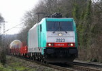 Die Cobra 2823 kommt die Gemmenicher-Rampe herunter nach Aachen-West mit einem langen gemischten Güterzug aus Antwerpen-Noord(B) nach Köln-Gremberg(D).
