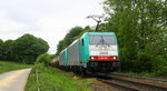 Zwei Cobra 2808 und 2836 kommen aus Richtung Montzen/Belgien mit einem langen  Kesselzug aus Antwerpen-Rhodesie(B) nach Schwedt(Oder)  und fahren die Rampe nach Aachen-West hinunter.