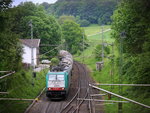 Die Cobra 2804  kommt die Gemmenicher-Rampe hochgefahren aus Aachen-West mit einem langen Kesselzug aus Ludwigshafen-BASF nach Antwerpen-BASF(B) und fährt gleich in den Gemmenicher-Tunnel hinein