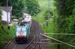 Die Cobra 2830 kommt die Gemmenicher-Rampe hochgefahren aus Aachen-West mit einem langen Containerzug aus Novara(I) nach Genk-Zuid-Haven(B) und fährt gleich in den Gemmenicher-Tunnel hinein und